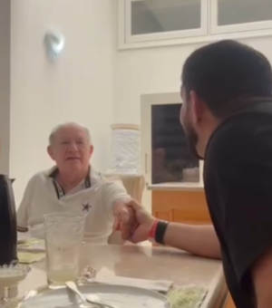 Emoção:  Evangelista André Vitor se encontra com Renato Aragão e família
