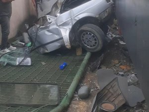 [Vídeo] Carro é esmagado após colidir contra trem perto da estação em Satuba