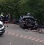 Colisão frontal entre carros causa vazamento de combustível e mobiliza bombeiros na Pescaria