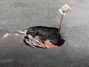 Buraco atrapalha o trânsito na Av. Antônio Gomes de Barros, em Maceió