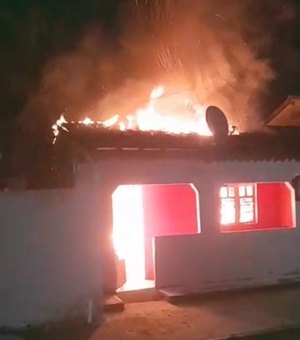Chamas tomam residência no bairro Retiro e mobilizam Bombeiros em Junqueiro