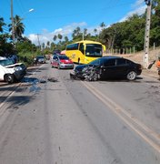Dois carros e uma moto se envolvem em grave acidente em Jacarecica, Maceió