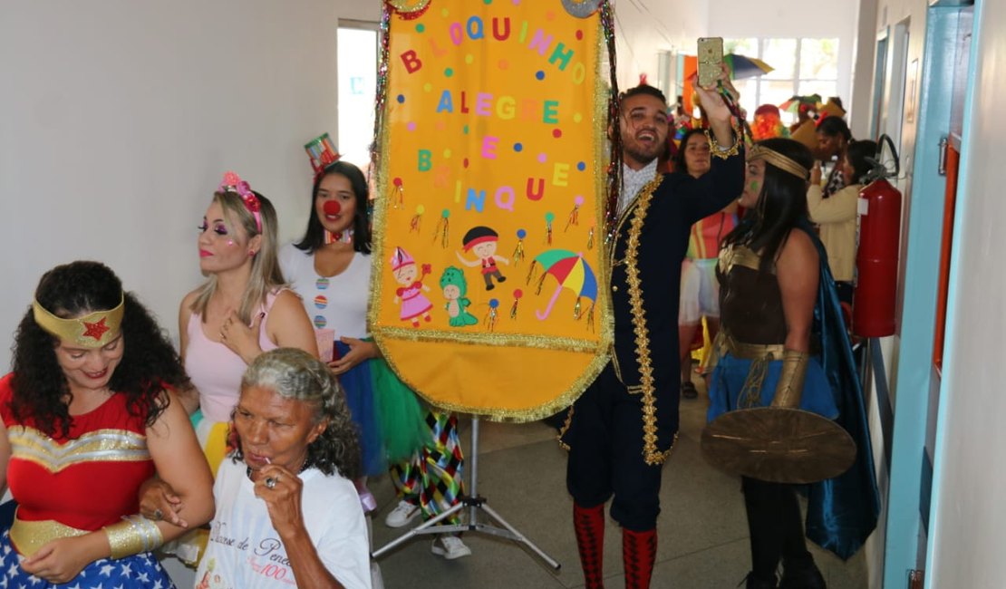 Desfile de bloquinho marca prévia de carnaval do HE do Agreste