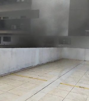 [Vídeo] Incêndio em subsolo de prédio assusta moradores do Pinheiro