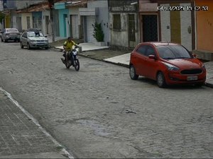 Moto é furtada no bairro Alto do Cruzeiro, em Arapiraca; ação é registrada por câmeras