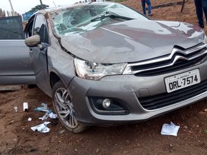 Veículo capota e vai parar em terreno ao lado da rodovia AL 220 em Arapiraca