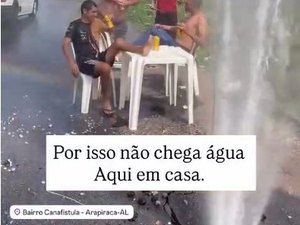 Moradores brincam com vazamento em meio à crise d’água em Arapiraca