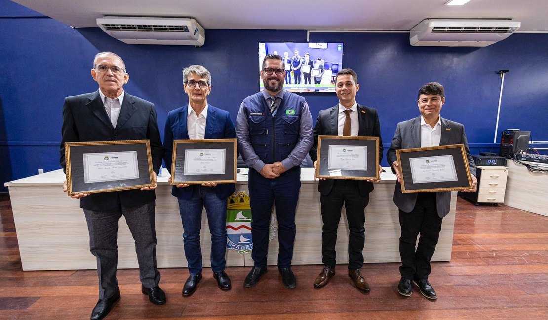 Leonardo Dias entrega comendas em reconhecimento a empresários do setor produtivo