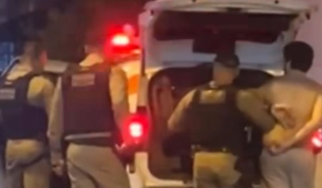 Influenciador digital de AL é preso por disparos de arma de fogo em frente a bar na Jatiúca