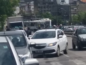 Ônibus colide com VLT e congestiona trânsito no Centro de Maceió