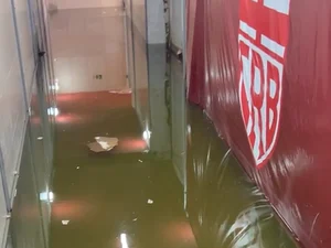 Túneis de acesso ao campo do estádio Rei Pelé alagam durante jogo do CRB e Criciúma
