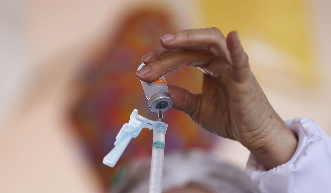 Metade da população adulta de Penedo já recebeu a primeira dose da vacina contra Covid