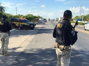 Motociclista é preso com arma e drogas pela PRF após fugir de fiscalização em Palmeira