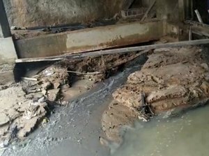 [Video] População denuncia despejo de esgoto em Riacho de Guaxuma 