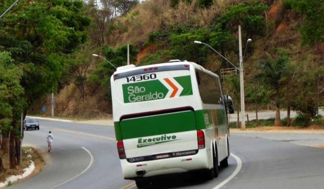 Quadrilha assalta dois ônibus interestaduais na BR-101