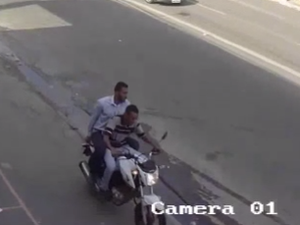 [Vídeo] Dupla armada rouba motocicleta na Praça Centenário