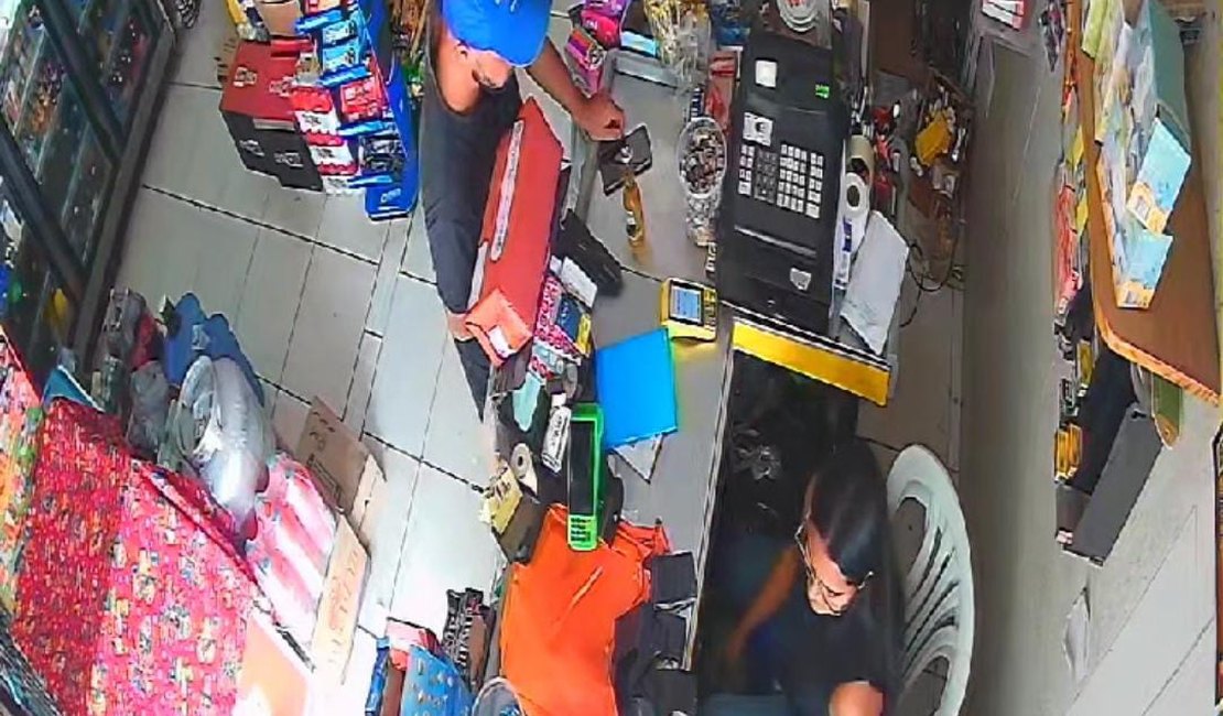 [Vídeo] Bandido armado comete assalto em mercadinho de Porto Calvo