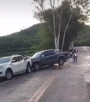 Colisão entre duas picapes é registrada na AL-101 norte em Passo de Camaragibe