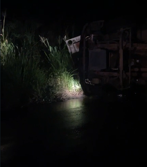 [Vídeo] Carro-pipa tomba e deixa dois feridos na AL-105, em Maceió