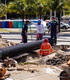 Rodrigo Cunha acompanha troca de tubulação em avenida no bairro de Jaraguá