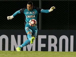 Com fortes emoções, Atlético PR e Botafogo RJ avançam na Libertadores