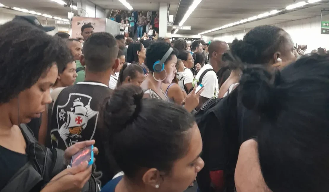 Passageiros ficam feridos no metrô da Estácio após confusão em escada