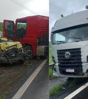 Viatura da PMAL fica destruída após grave acidente envolvendo dois caminhões em Novo Lino
