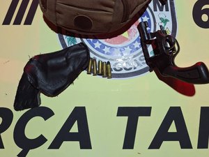 Policiais militares sob o comando do major Cícero Queiroz, prendem suspeito de cometer feminicídio em São Luiz do Quitunde