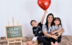 Fabíola Almeida e os filhos Sávio e Layla durante ensaio fotográfico