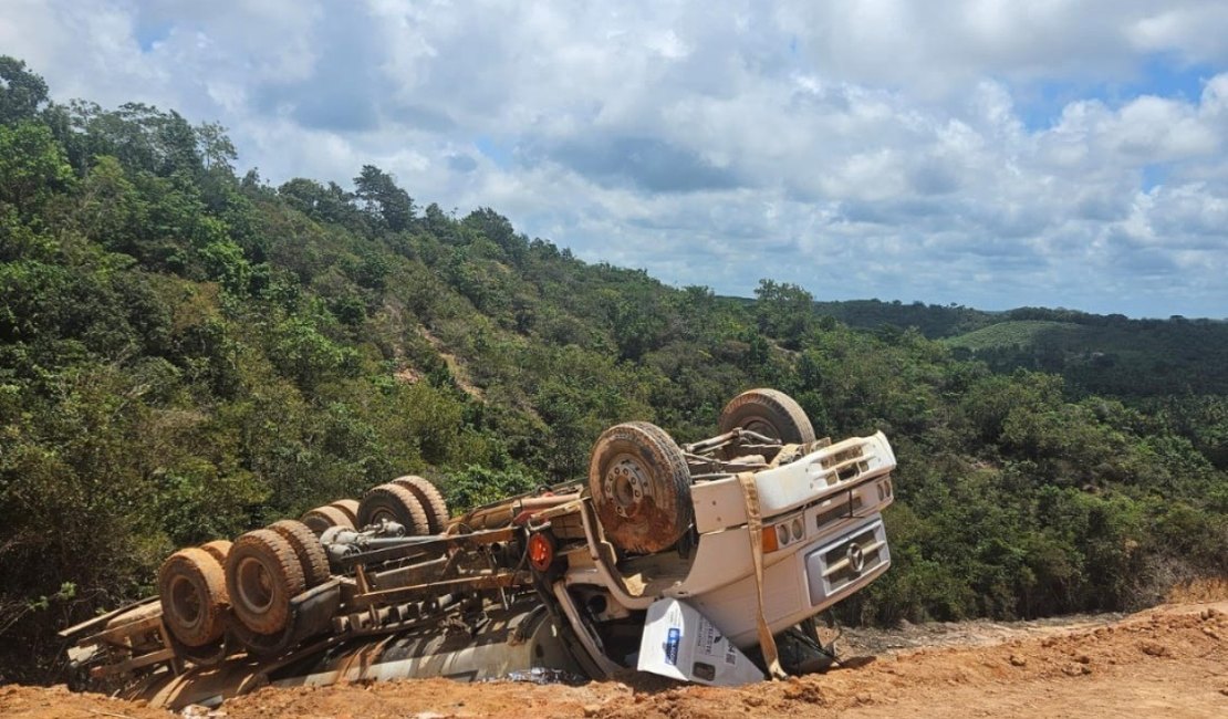 Trabalhador de obra morre preso às ferragens após caminhão tombar, em Maceió