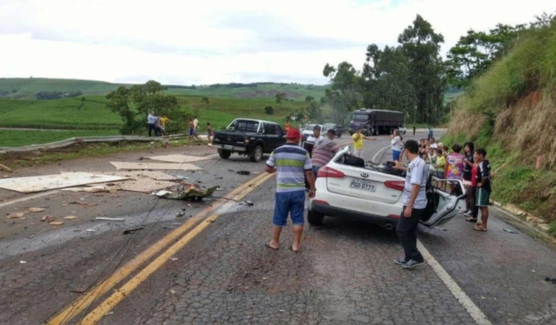 Colisão entre caminhão e carro deixa dois mortos em São José da Laje