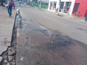 Mais um vazamento é registrado na Rua 15 de Novembro, no Centro de Arapiraca