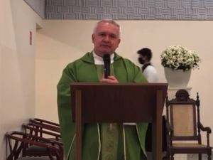 [Vídeo] Em missa, padre critica Bolsonaro e diz que eleitores deveriam se confessar