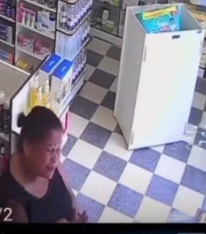 Mulher é flagrada furtando produtos em farmácia no Centro de Palmeira dos Índios