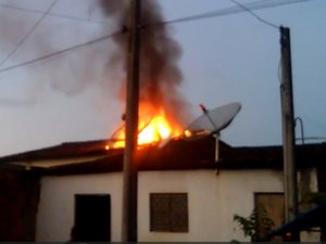 [Vídeo] Casa pega fogo e assusta moradores em São José da Laje