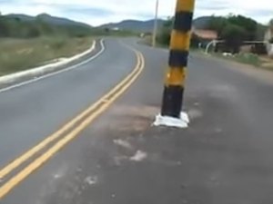 Bizarro: postes são instalados no meio da pista em rodovia estadual