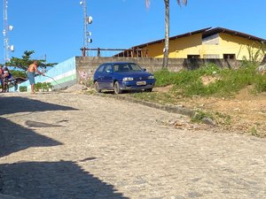 Fiação elétrica energizada cai na rua e causa perigo em Maragogi