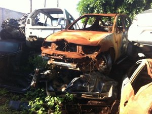 Dezenas de veículos apreendidos se acumulam na Central de Polícia Civil em Arapiraca