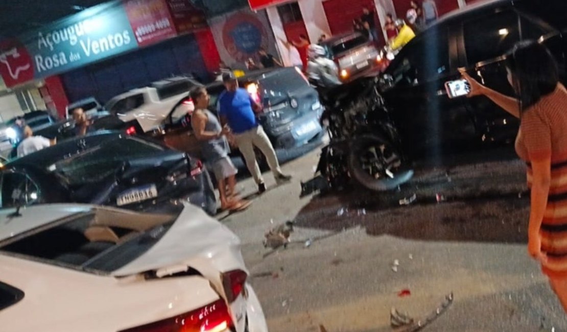 Engavetamento com sete carros complica trânsito na Avenida Fernandes Lima, em Maceió