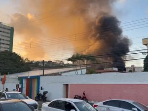 Incêndio em residência assusta moradores e mobiliza bombeiros em Maceió
