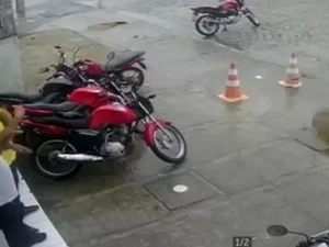 Mulher é 'engolida' por buraco enquanto caminhava em rua de Cascavel, no Ceará