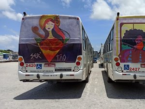 Obras de artistas alagoanas estampam ônibus de Maceió