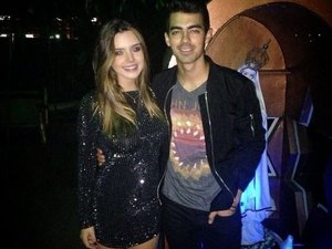 Giovanna Lancellotti posa com Joe Jonas em evento no Rio