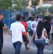 Estudantes protestam em frente à Uneal contra ocupação do prédio, em Arapiraca