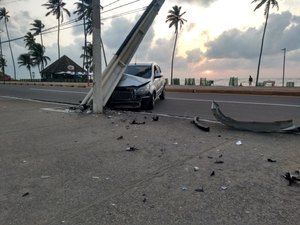 Carro colide contra poste e deixa Avenida Álvaro Otacílio interditada