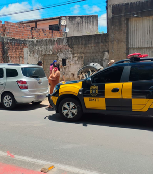 Fiscalização flagra condutora sem habilitação realizando transporte escolar