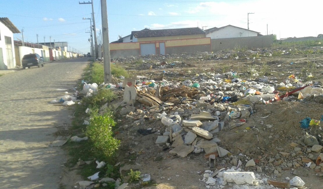 Moradores denunciam aparição de escorpiões devido ao lixo em terrenos de Arapiraca