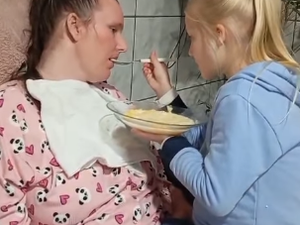 Menina de 6 anos emociona ao ajudar mãe que sofreu AVC