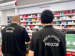 Procon flagra farmácias sem farmacêuticos e com produtos vencidos em Maceió