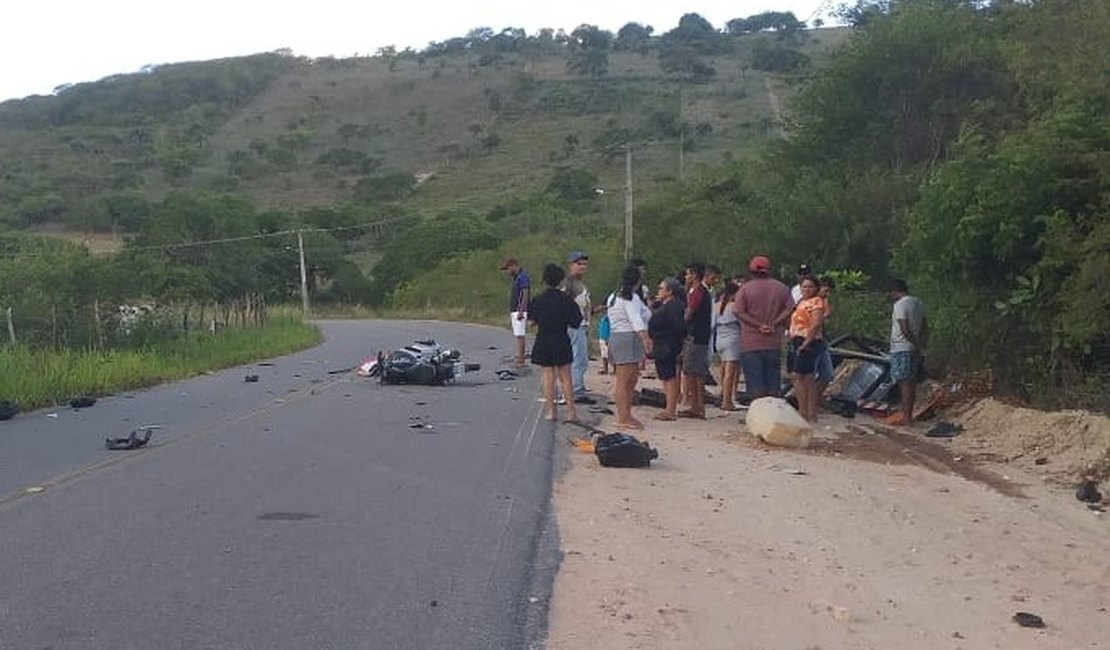Colisão entre moto e carro que puxava reboque deixa homem morto